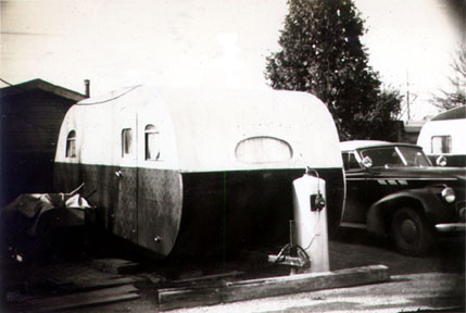 1942 18ft Mainliner travel trailer towed by a 1937 Oldsmobile V8