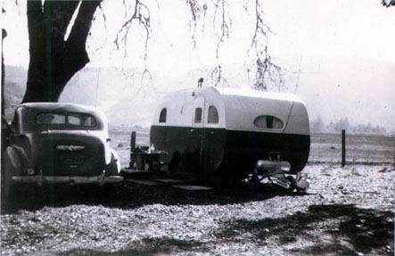 1942 18ft Mainliner travel trailer towed by a 1937 Oldsmobile V8